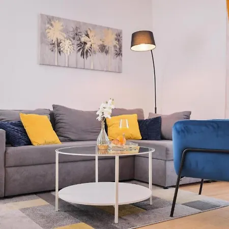 Urban Seaside Apartment *