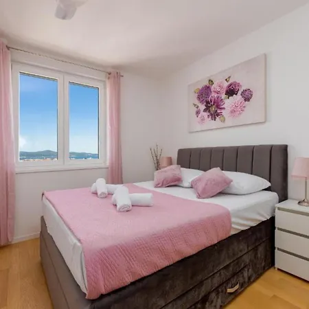 Urban Seaside Apartment *